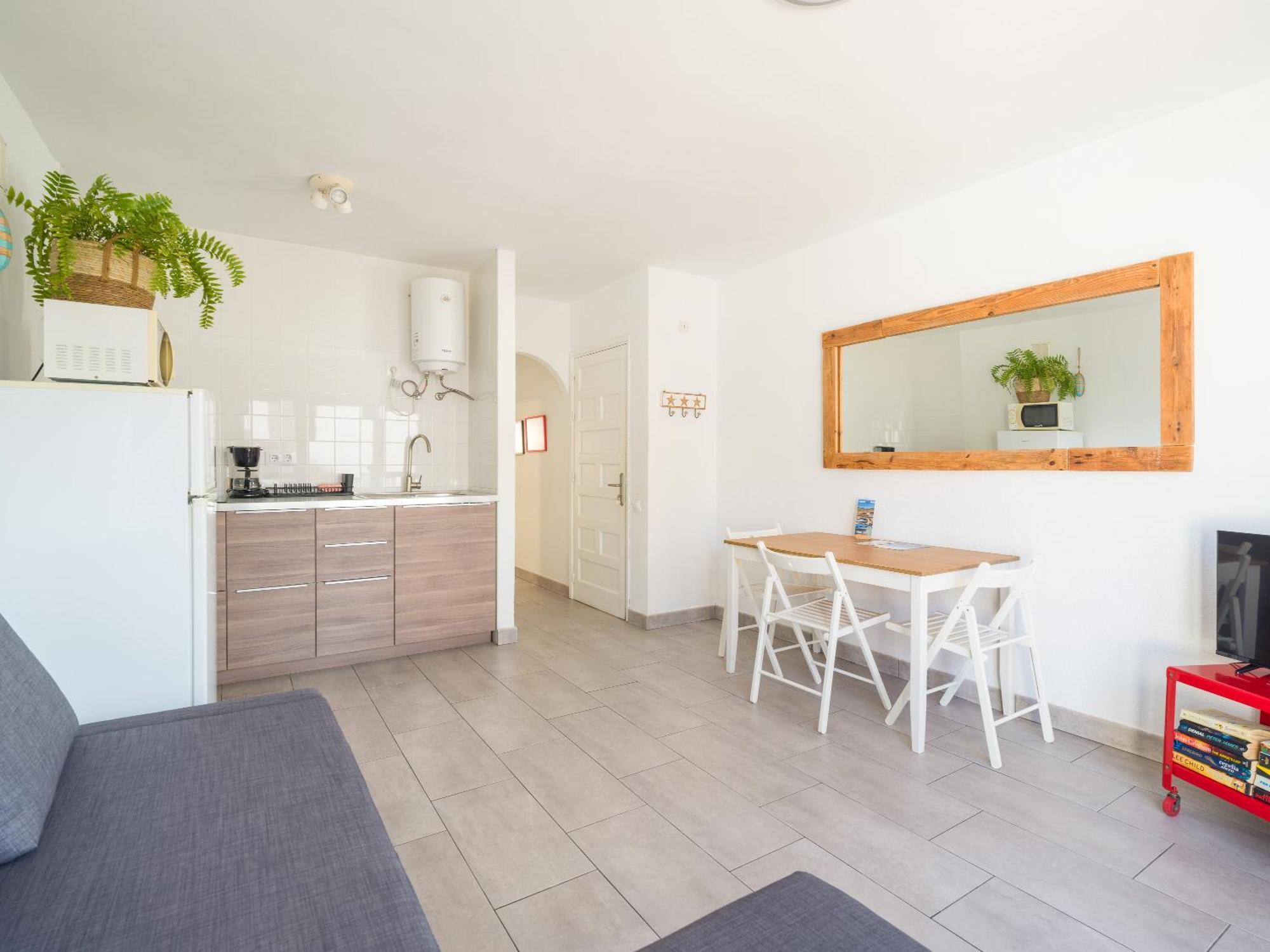 Ineika In - Balcony & Poolside Apartment *
